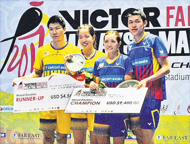 TERBAIK: Beregu campuran negara Goh/Shevon dan Kian/Pei bersama hadiah dimenangi pada aksi final Kejohanan Badminton Victor Far East Malaysia Masters di Sibu semalam.
