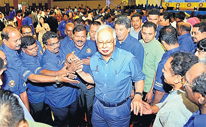 KETIBAAN: Najib tiba bagi merasmikan Ulang Tahun Ke-60 Kelab Bell Belia Tamil Malaysia di Port Dickson, semalam. Turut hadir Menteri Besar Negeri Sembilan Datuk Seri Mohamad Hasan. — Gambar Bernama