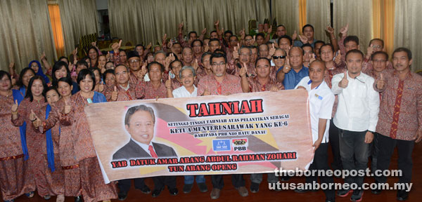 (From front row, fifth right) Hasbi, Paulus and other PBB Batu Danau members hold the banner congratulating Abang Johari for being appointed as the new Chief Minister.