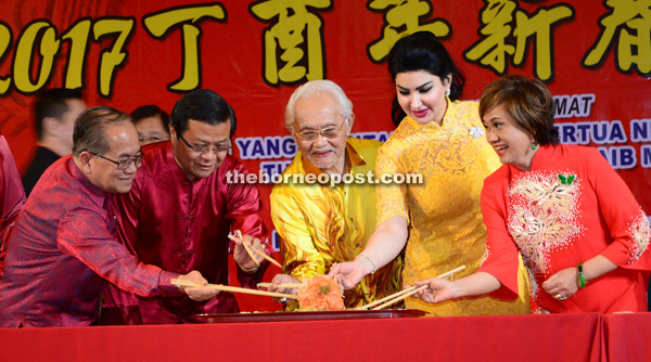 Taib (centre) and Raghad together with Uggah (left) and Doreen (right) as well as Hii performing a prosperity toss called ‘Yee Sang’.
