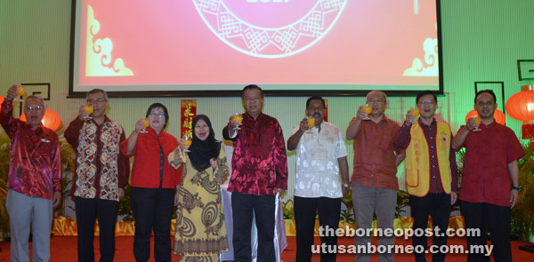 (From fourth left) Zabariah, Kong, Manogaran, Latif, Tan, Hii (second left) and others raise their glasses to toast the guests at the IIC’s CNY celebration. 