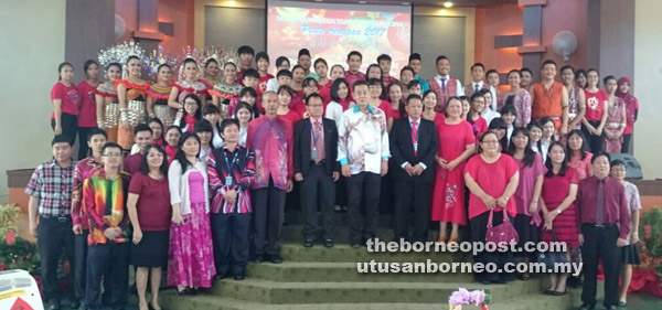 Ding (centre) with the lecturers and students.