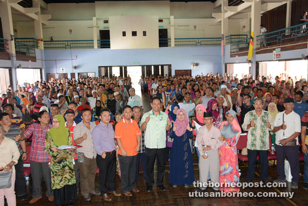 Dr Abdul Rahman (front row, centre) and other VVIPs with the aid recipients. 