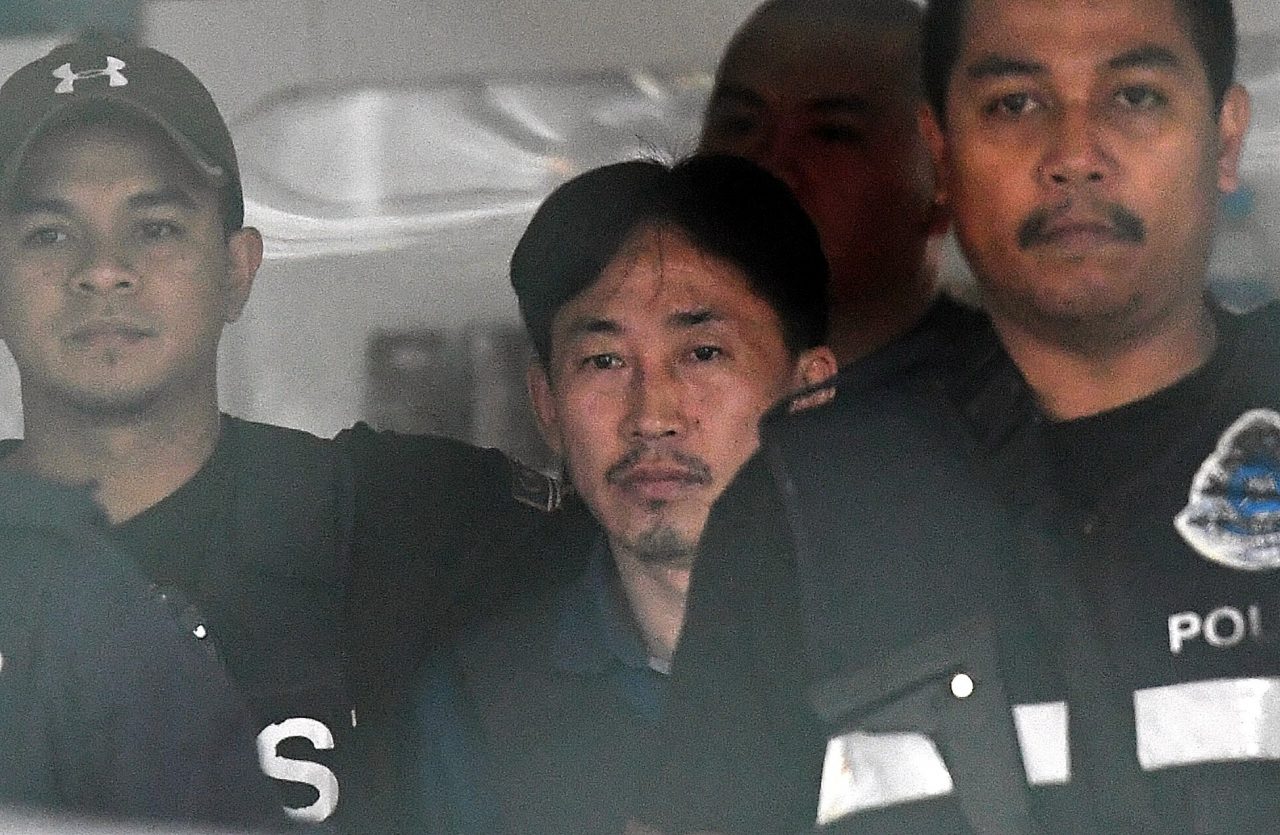 SEPANG, 3 Mac -- KAWAL KETAT ... Lelaki Korea Utara yang ditahan berhubung kes kematian Kim Jong-nam, abang pemimpin tertinggi Korea Utara Kim Jong-un di Lapangan Terbang Antarabangsa Kuala Lumpur 2, dikawal ketat di Ibu Pejabat Polis Daerah (IPD) Sepang hari ini. Suspek dibawa keluar dari IPD Sepang dan kemudian ke Ibu Pejabat Imigresen di Putrajaya bagi proses penghantaran pulang ke negara asalnya. --fotoBERNAMA (2017) HAK CIPTA TERPELIHARA