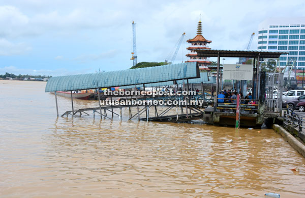 A side view of the partially submerged gangway at Kapit Wharf along Khoo Peng Loong Road.