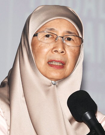 Wan Azizah Creates History As First Woman To Chair Cabinet Meeting