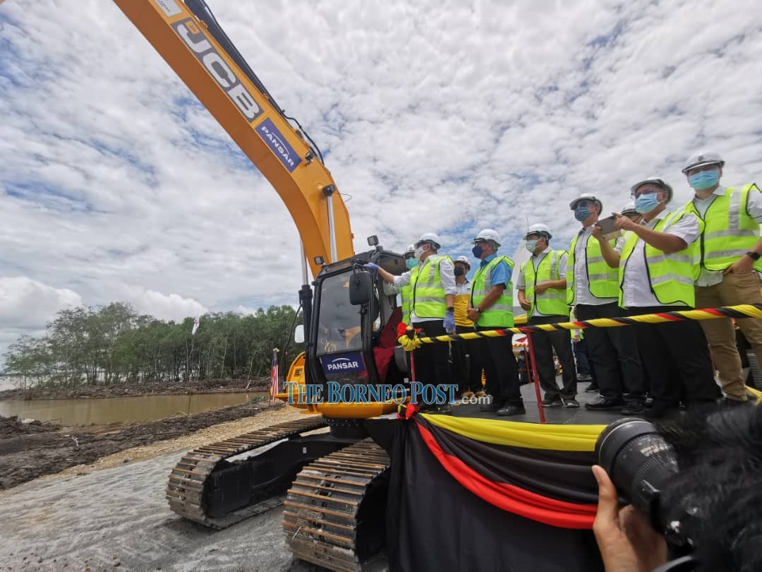 Abang Johari officiating at the ground-breaking ceremony of the Batang Lupar bridge project.