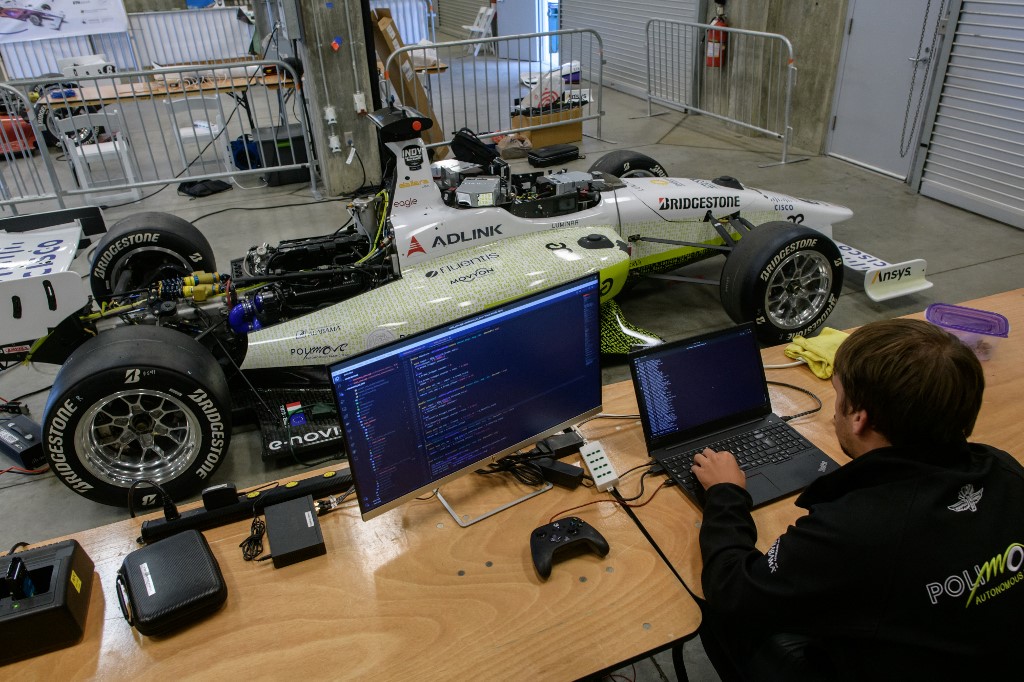 Mobil otonom Indy bersiap untuk balapan