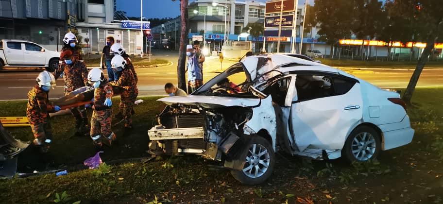 Pegawai polis, rakan maut kereta terbabas rempuh pokok di Jalan Lintas