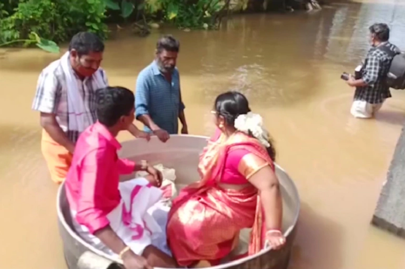 Banjir menyebabkan pasangan di India bepergian dengan panci masak ke tempat pernikahan (VIDEO)