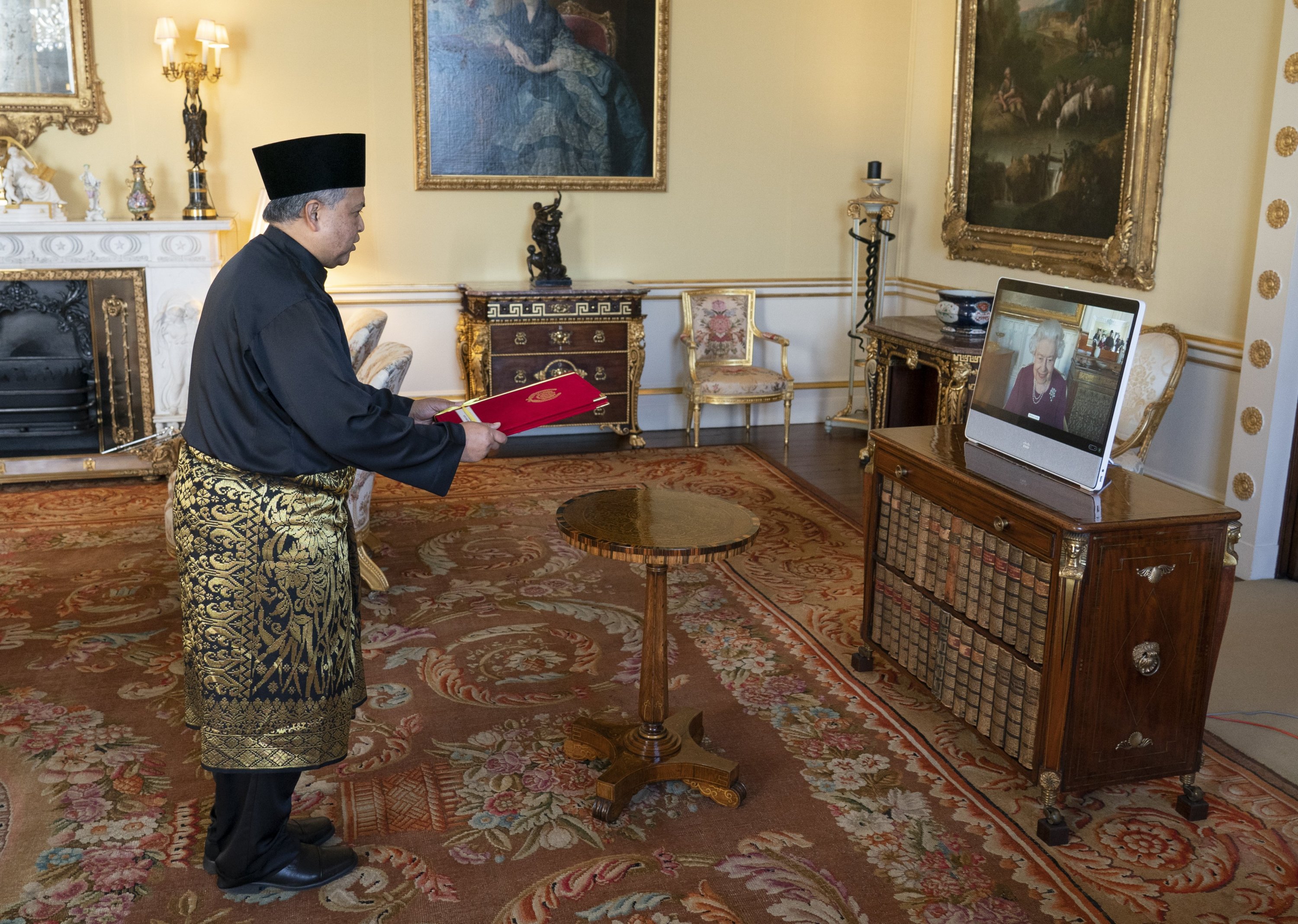 Komisaris Tinggi Malaysia untuk Inggris menyerahkan kredensial kepada Ratu Elizabeth II