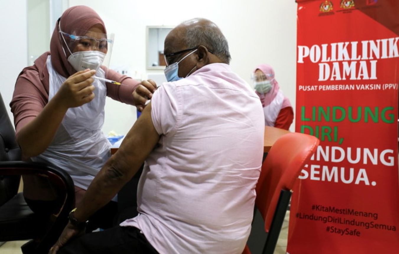 Pour encourager la vaccination contre le Covid-19 en Malaisie, une étude d’Ipsos révèle que la pression des pairs et les « influenceurs » peuvent être la clé