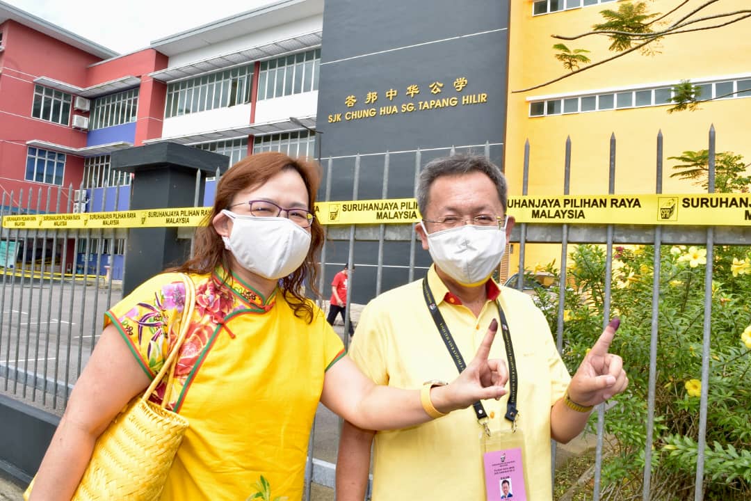 Le Dr Sim et sa femme ont voté au SJK Chung Hua Sungai Tapang Hilir