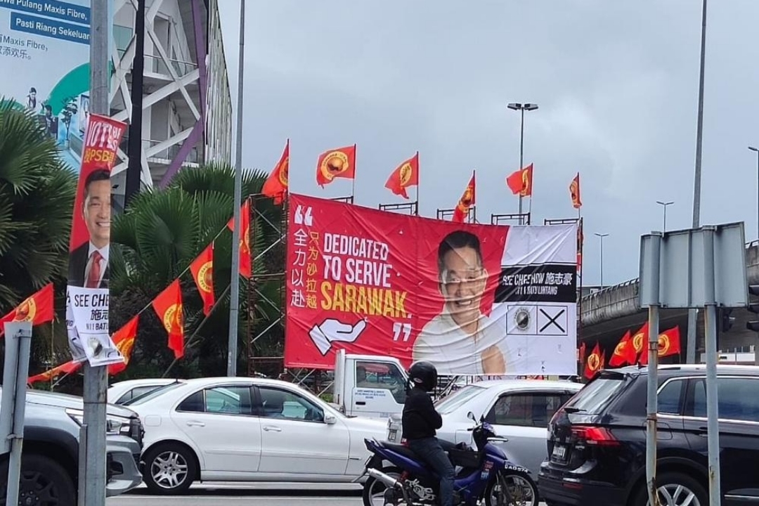 Drapeau animé et guerres d’affiches à Kuching alors que les sondages au Sarawak se profilent