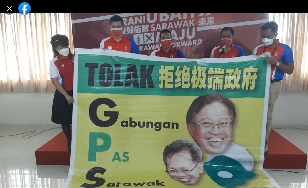 Chong affirme que le GPS a demandé à EC de retirer la bannière électorale du DAP à Padungan pour avoir contenu le PAS