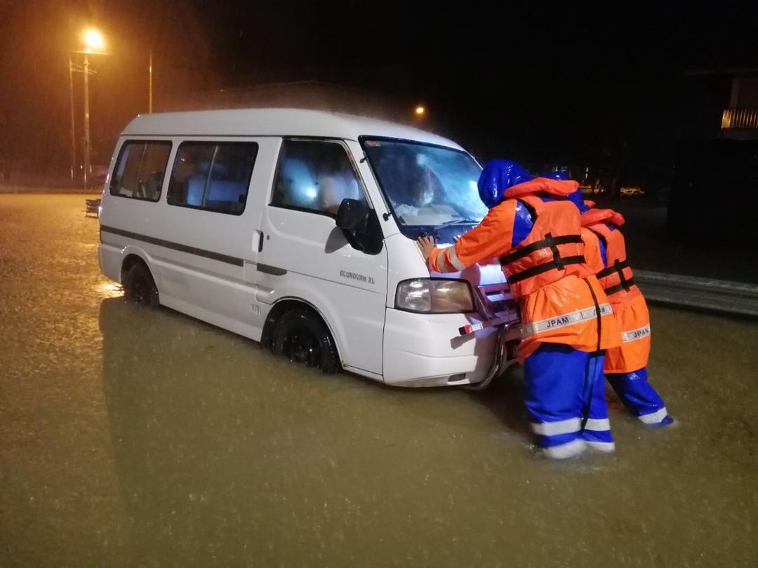 Les inondations frappent les zones basses de Limbang