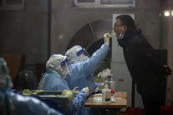 Jutaan orang dikurung saat China bergulat dengan wabah virus terburuk dalam dua tahun