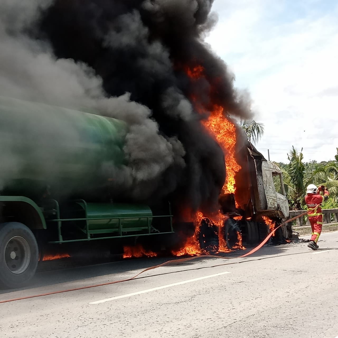 Un camion-citerne transportant de l’huile de palme détruit dans un incendie à Sandakan