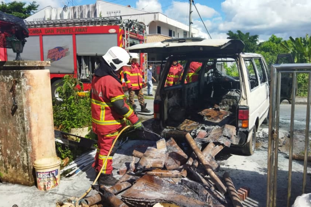 Camionnette détruite dans un incendie à Kuching