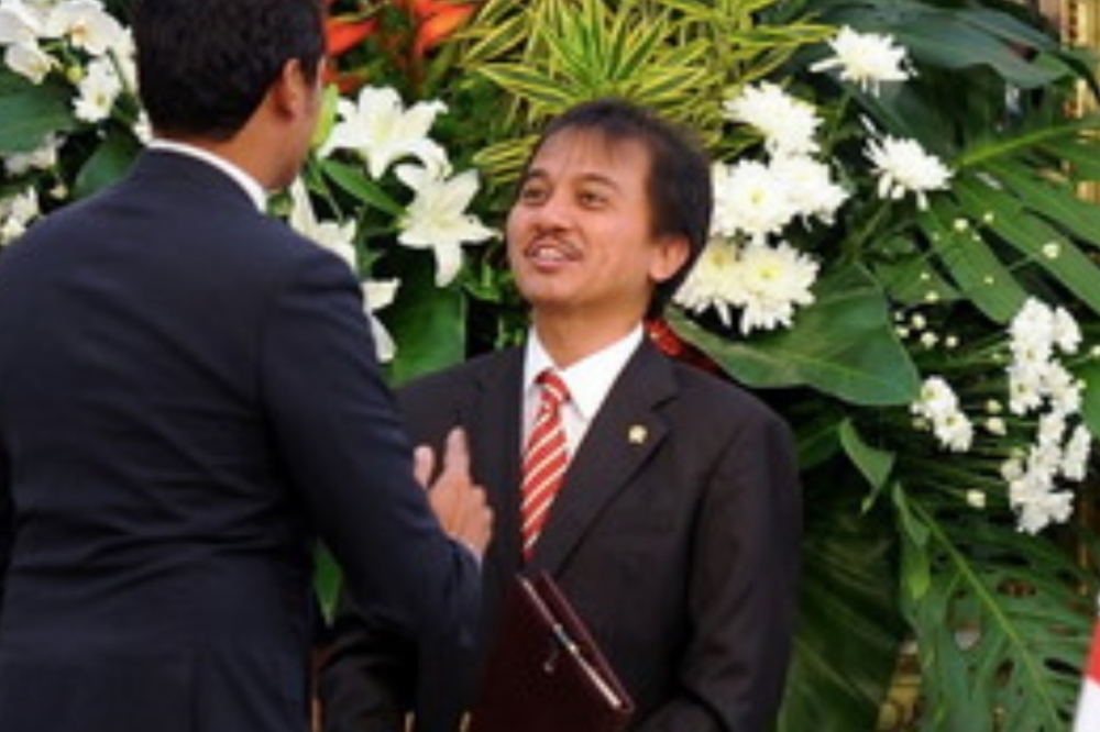 Mantan Menteri Indonesia Tempelkan Wajah Presiden di Patung Buddha