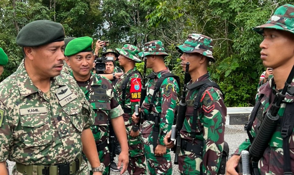 Tentara Malaysia dan Indonesia dalam latihan patroli bersama di dekat perbatasan