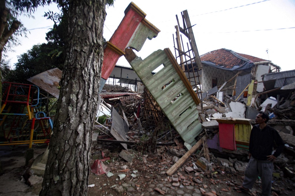 Un tremblement de terre peu profond fait 62 morts et des centaines de blessés sur l’île indonésienne de Java