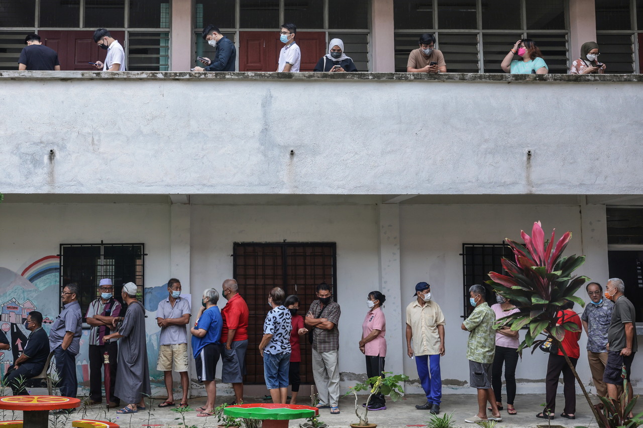 Trois électeurs de la péninsule meurent en faisant la queue pour voter