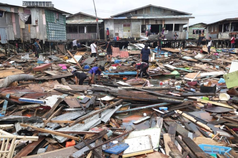 Plus de 100 maisons sur pilotis s’effondrent à Sandakan