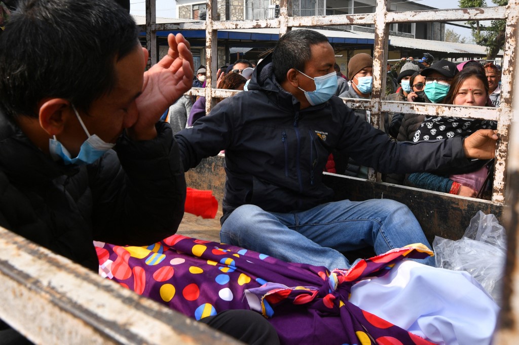 Les hôpitaux népalais rendent les corps du crash aérien aux familles en deuil