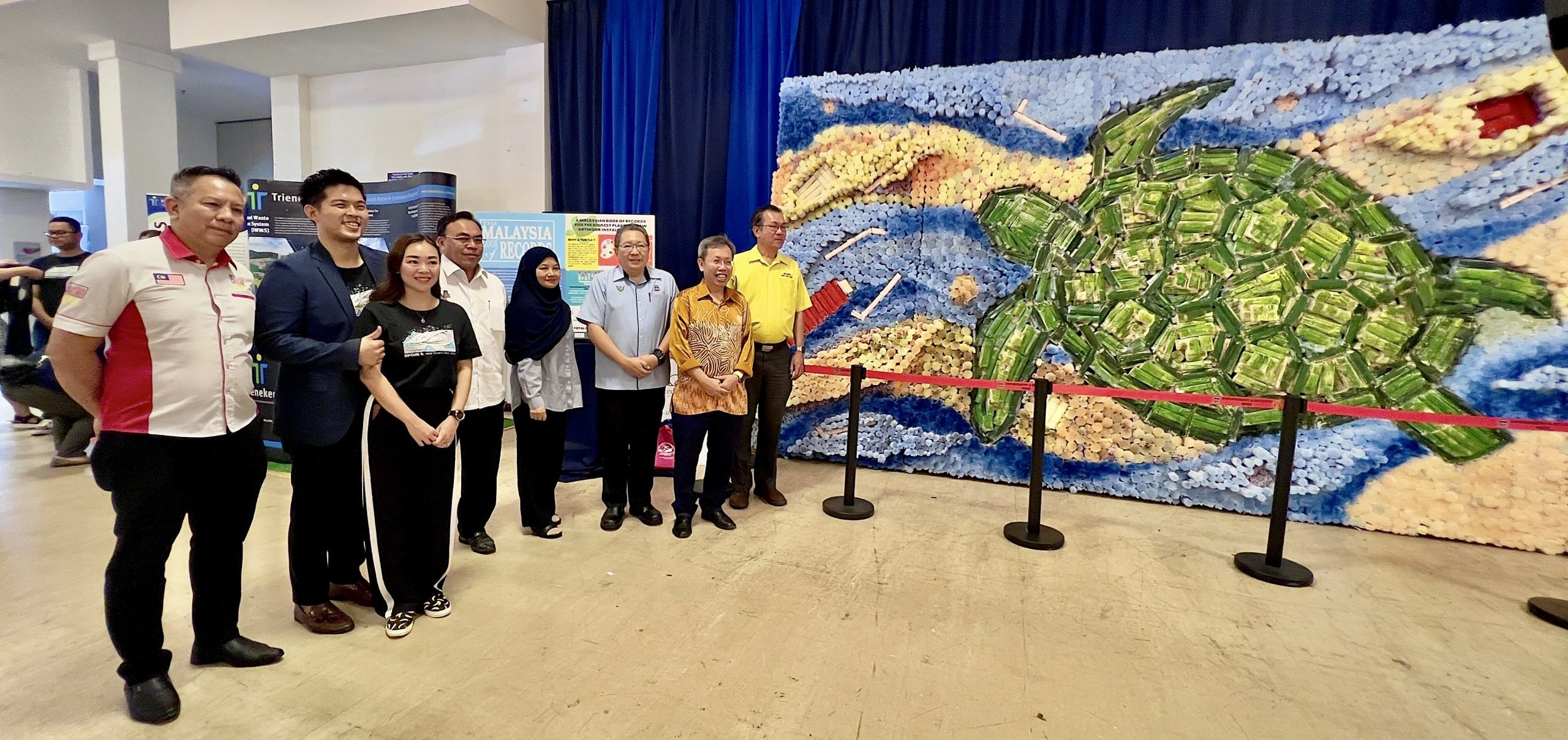 “海中的海龟”艺术品以最大的稻草艺术装置进入马来西亚纪录大全