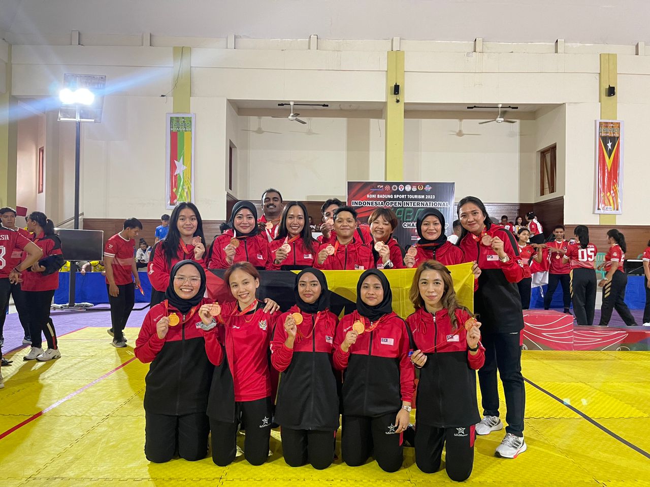 Pemain S’wak kabbadi mengibarkan bendera M’sian di Indonesia