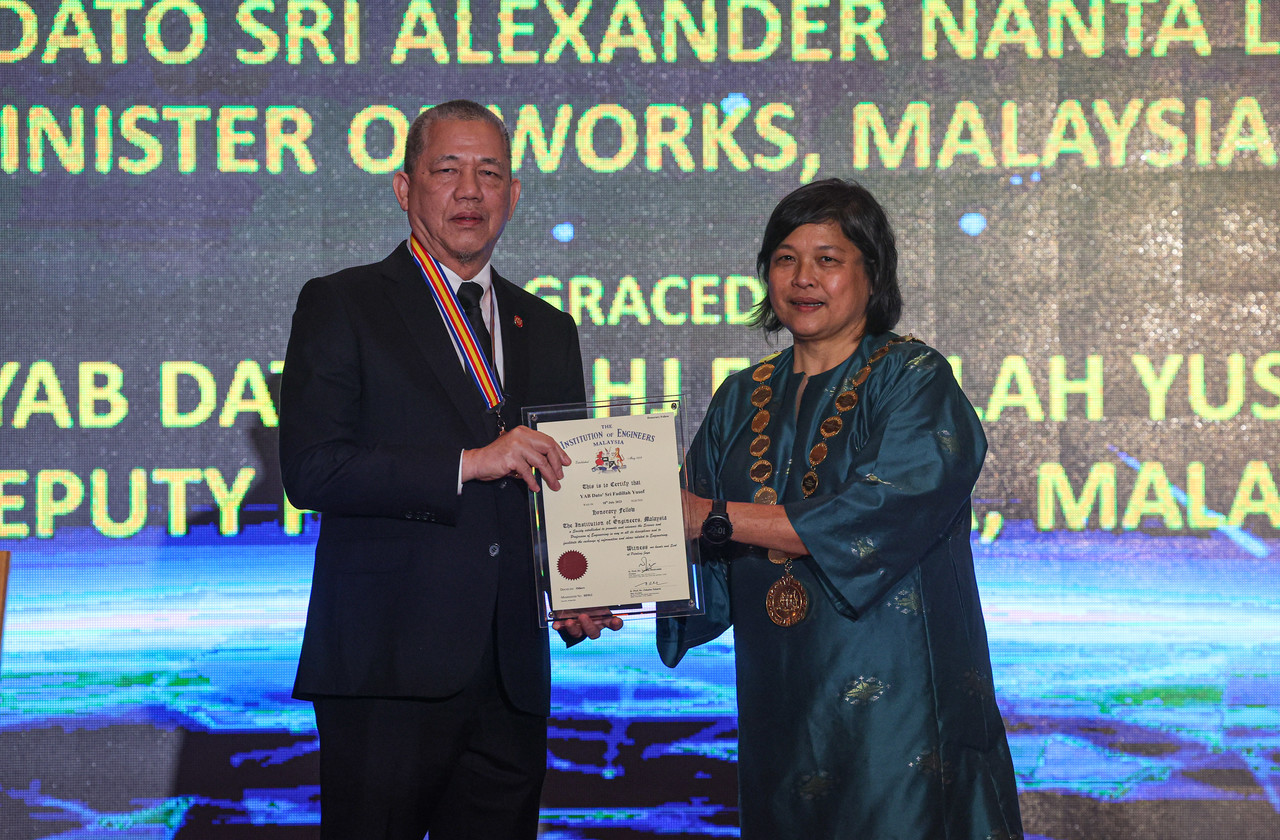 Fadillah 获颁马来西亚工程师学会荣誉院士奖