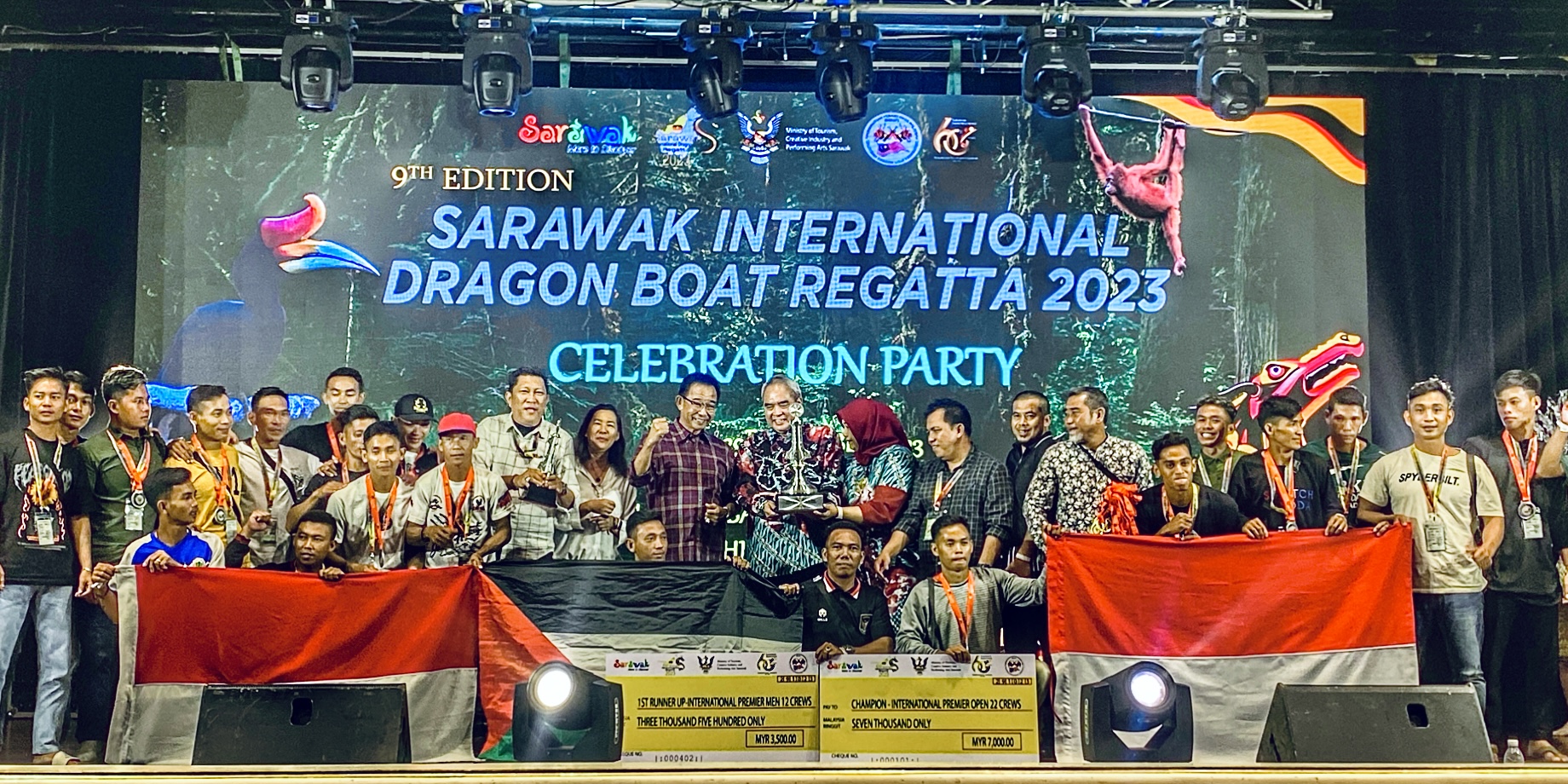 Pelari Indonesia Kapuas Hulu berlomba menuju kemenangan dalam perlombaan perahu naga