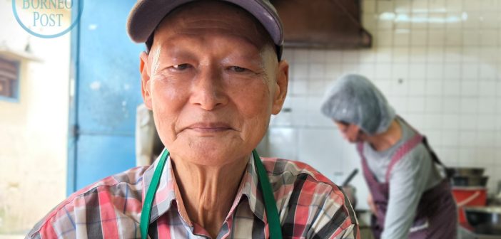 Sibu’s seasoned ‘ding bian hu’ maker to hang up wok after 60 years (VIDEO)