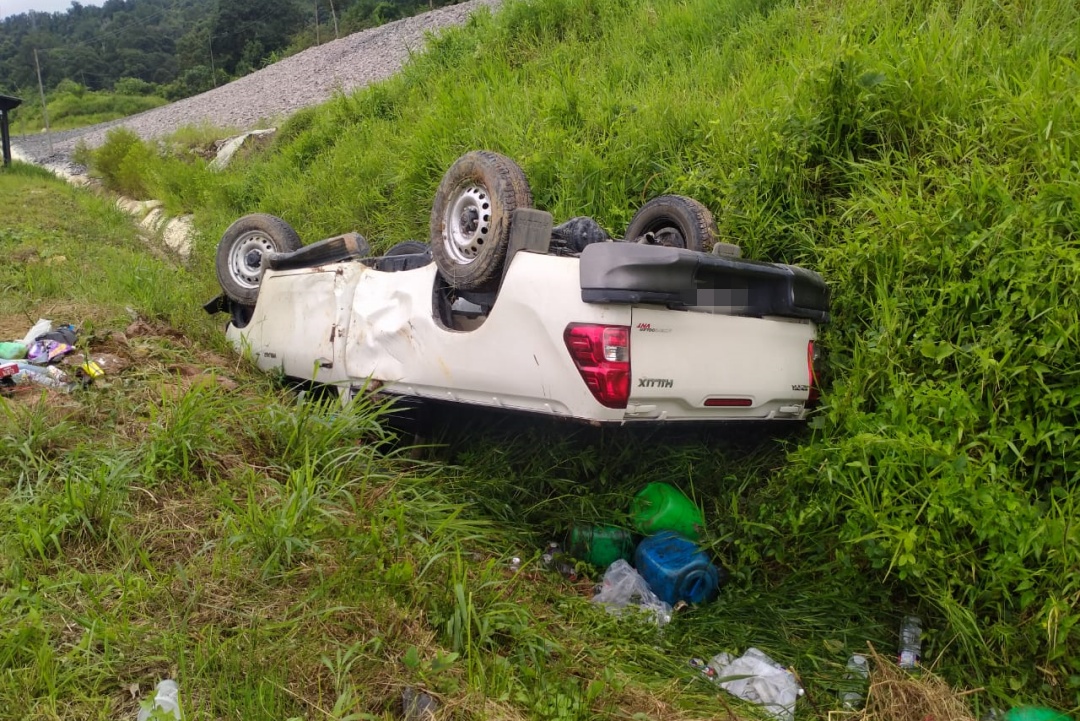 Pickup driver escapes serious injuries after vehicle crashes, flips in Sri Aman