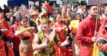 Sarawak enters MBOR for most participants in ethnic attire in choreographed dance performance